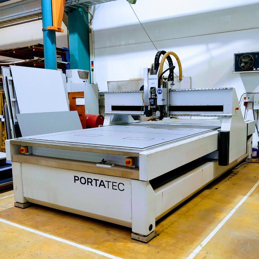 Immer auf dem neuesten Stand mit modernsten Laser-, Stanz- und Metallverarbeitungsmaschinen. Neue Portal-Fräsmaschine PORTATEC